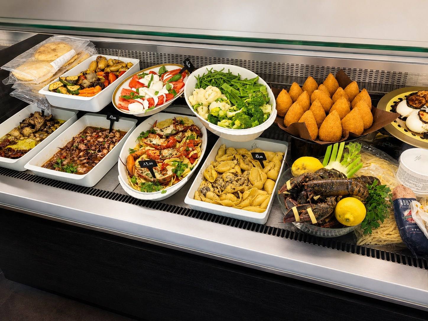 Le comptoir traiteur garni de plats du jour