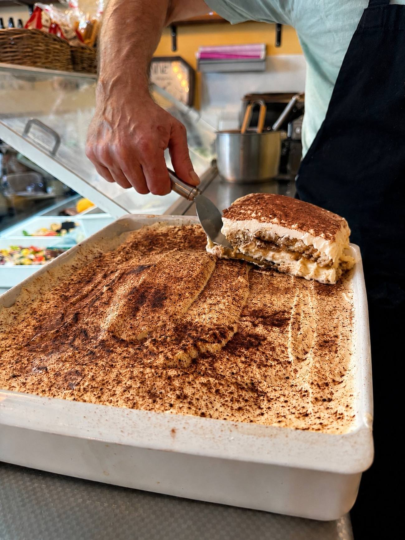 Le tiramisu maison, servi à la coupe depuis une grande plaque