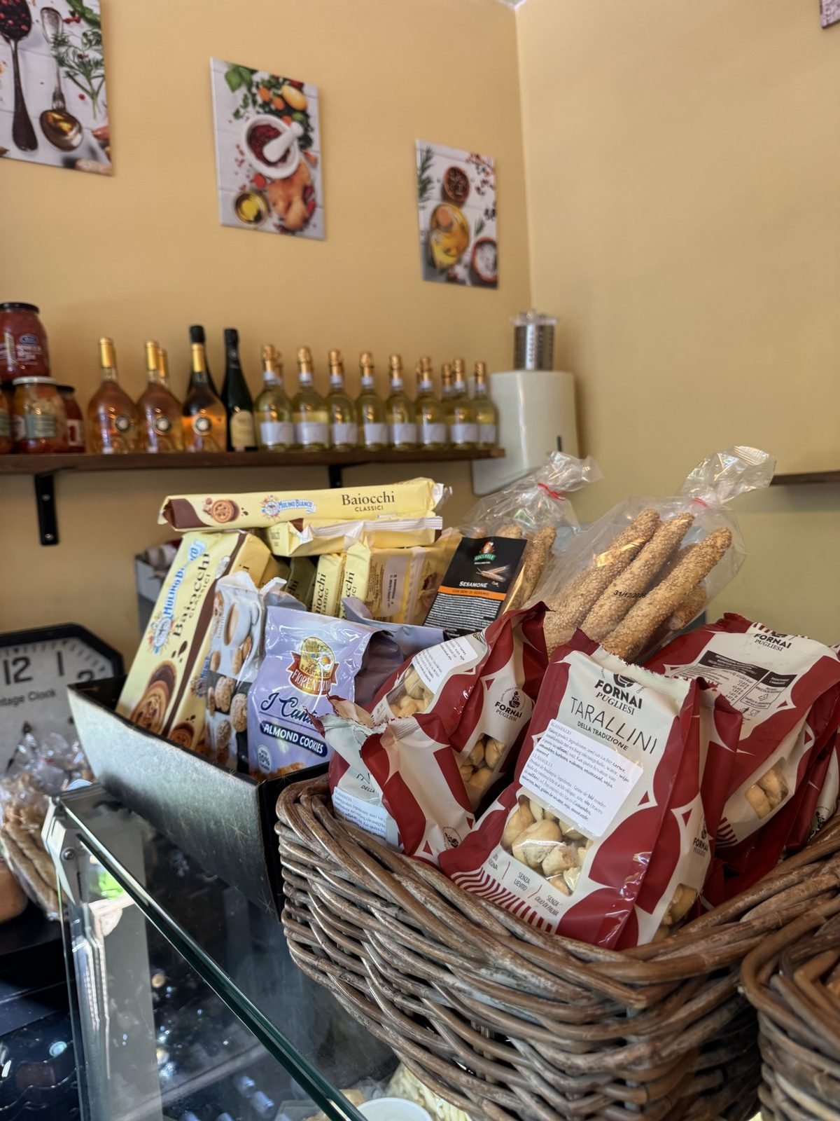 Produits italiens en rayon : gressins, biscuits, conserves