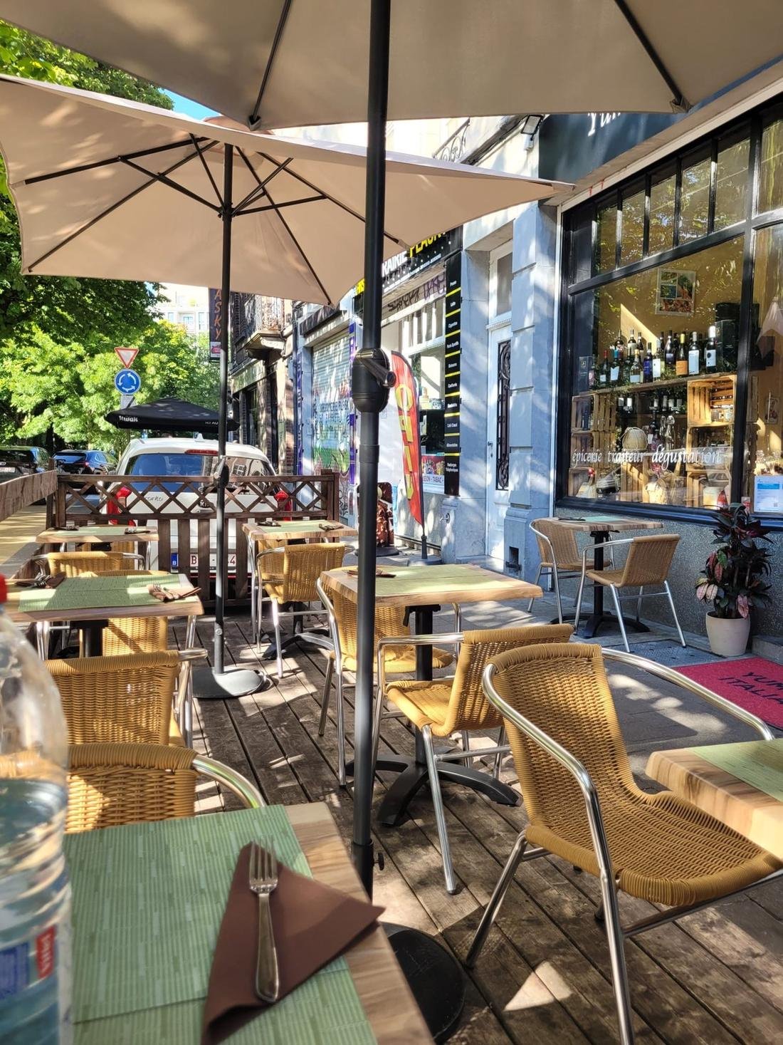 La terrasse et la salle du restaurant Yummy Italia